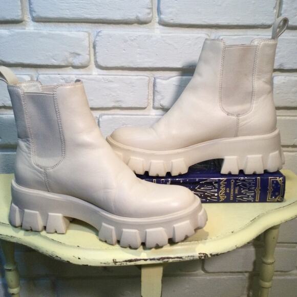 Giani Bernini Leather Lugged Sole Ankle Boots 8 - Picture 1 of 6